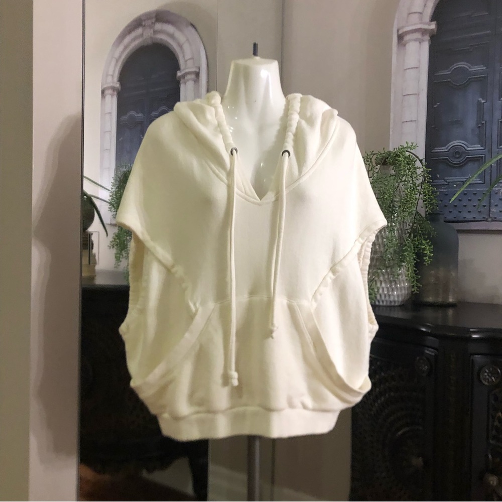 Akemi kin sleeveless off white hoodie front infinity pockets. Size small